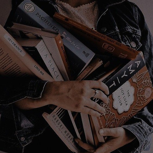 С книгами в обнимку