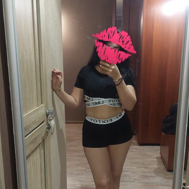 Qozoq ayollarining kokraklari fotosuratlari Koktebeldagi plyajda yalangoch qizlar